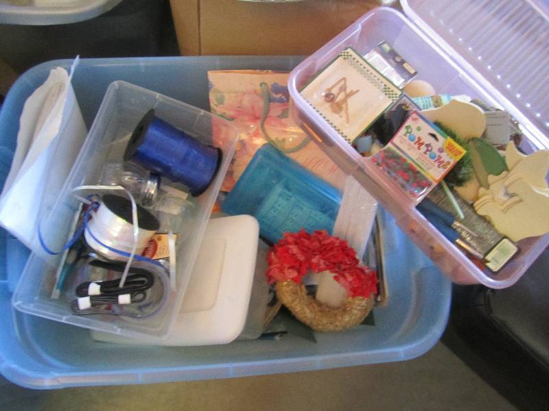 lot 76 image: 20 gallon bin of art and crafting s...