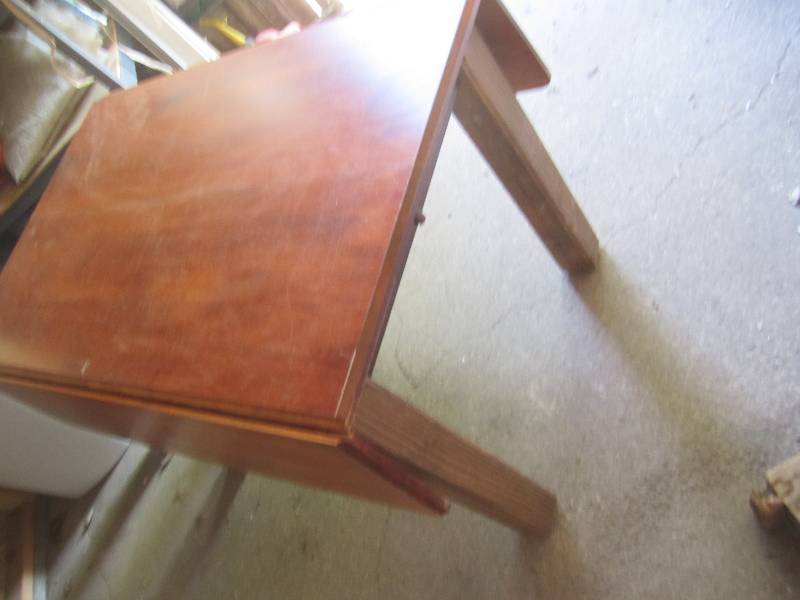 lot 85 image: 26 x 33 x 41 table very nice sides ...