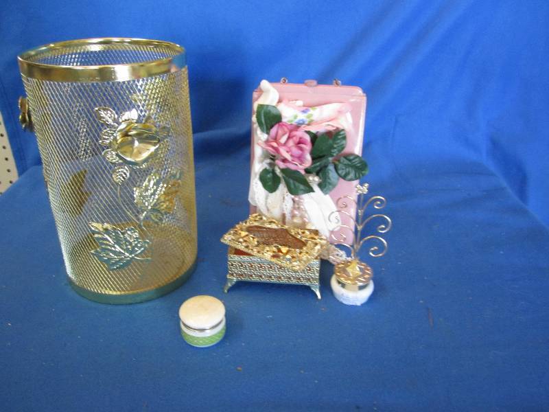 lot 108 image: Lot of vintage dcor items...