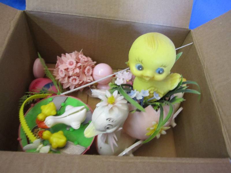 lot 131 image: Vintage Easter dcor...