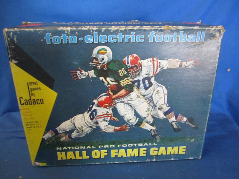lot 137 image: Vintage foto electric football game...