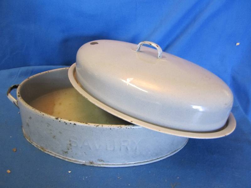 lot 152 image: Vintage enamelware roaster...