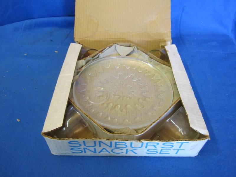 lot 159 image: Sunburst 8 pc snack set 0853 crysta...