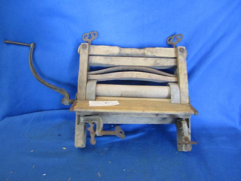 lot 161 image: Vintage clothes wringer...