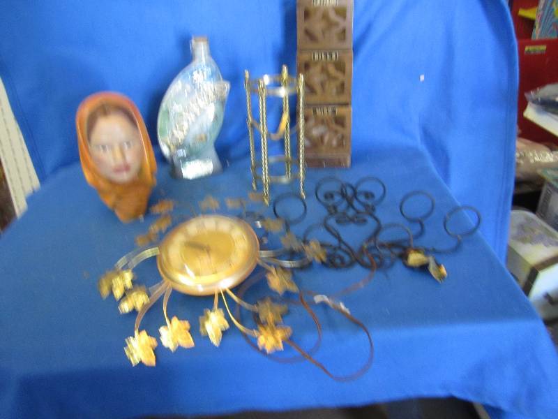 lot 163 image: Lot of vintage wall dcor...