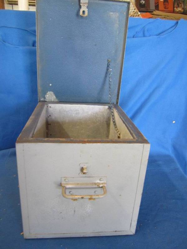 lot 169 image: Vintage door step insulated milk bo...