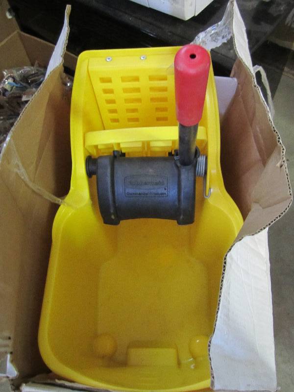 lot 178 image: Rubbermaid mop pail, the handle con...