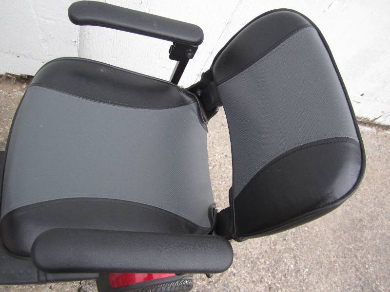 lot 2 image: Brand New Drive Mobility Scooter  Folds up for travel, easy to set up