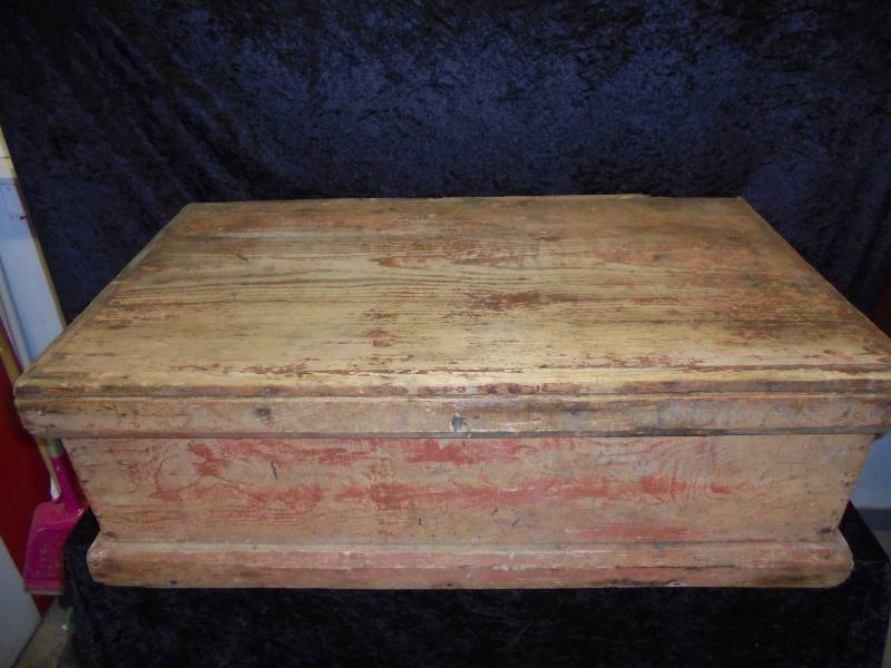 lot 1 image: Wooden Tool Trunk