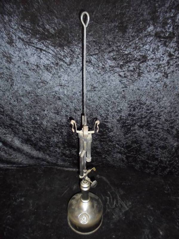 lot 3 image: Antique Coleman Hanging Oil Lantern