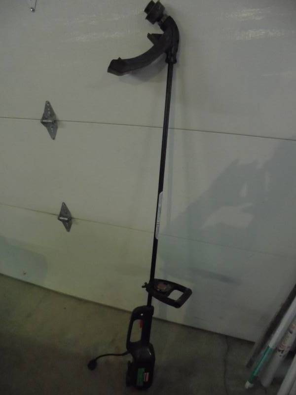 lot 16 image: Craftman Weed Wacker