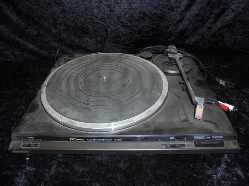 lot 27 image: Technics Turntable System