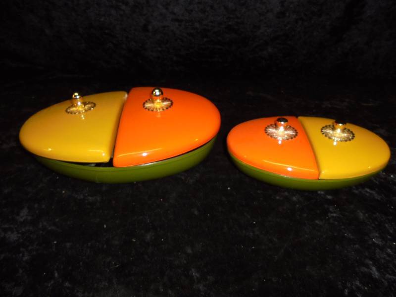 lot 28 image: Vintage Retro Covered Dish Set