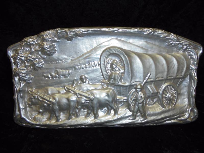 lot 33 image: Western Covered Wagon Chalkware