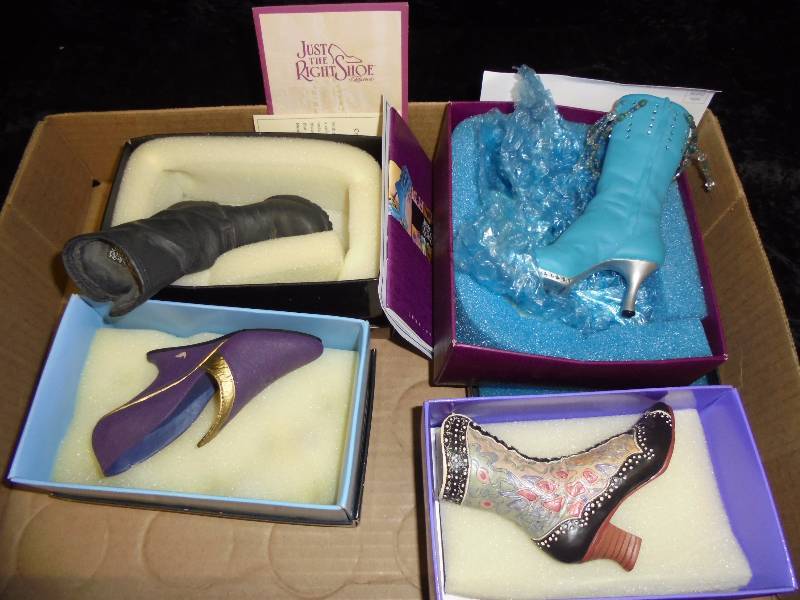 lot 34 image: Lot - Just the Right Shoe Shoe Miniature Dcor