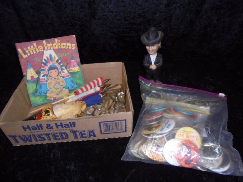 lot 38 image: Lot - Misc, Buttons, Openers, etc