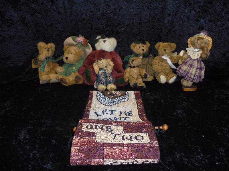 lot 41 image: Lot -Misc Boyd Bears
