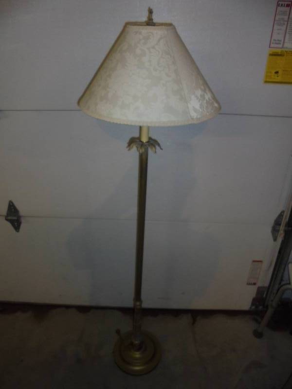 lot 45 image: Metal Floor Lamp
