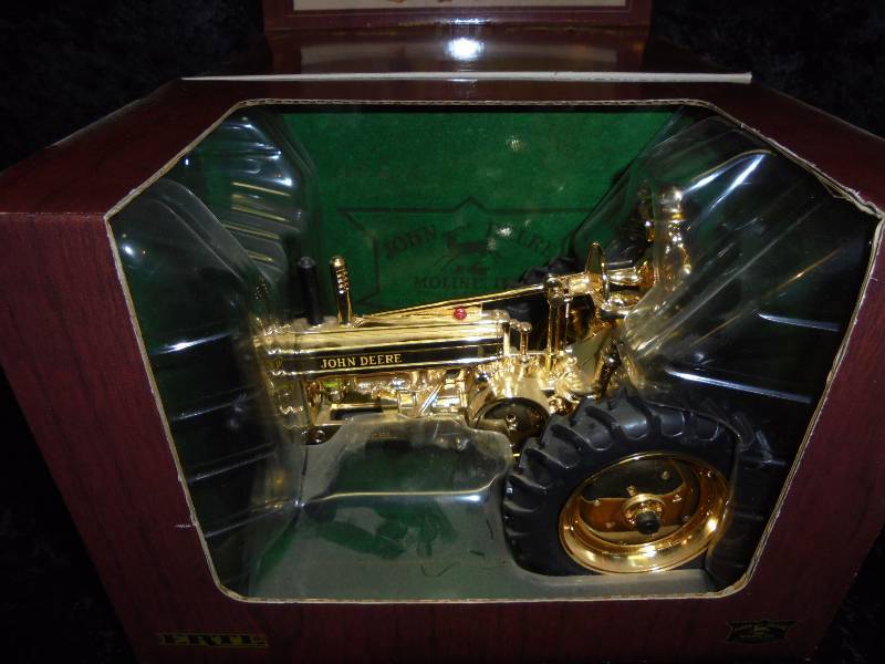 lot 48 image: Ertl John Deere Model A Diecast - Gold, 116 scale