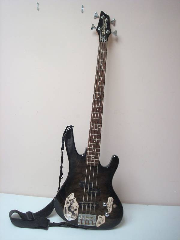 lot 3 image: Washburn Bantam Series XB102 Electric Guitar, Used, Untested, Shows Wear, Missing Small Back Plate