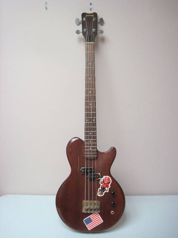 lot 4 image: Arbor Electric Guitar, Looks Like A Wood Finish, Untested, Some Wear