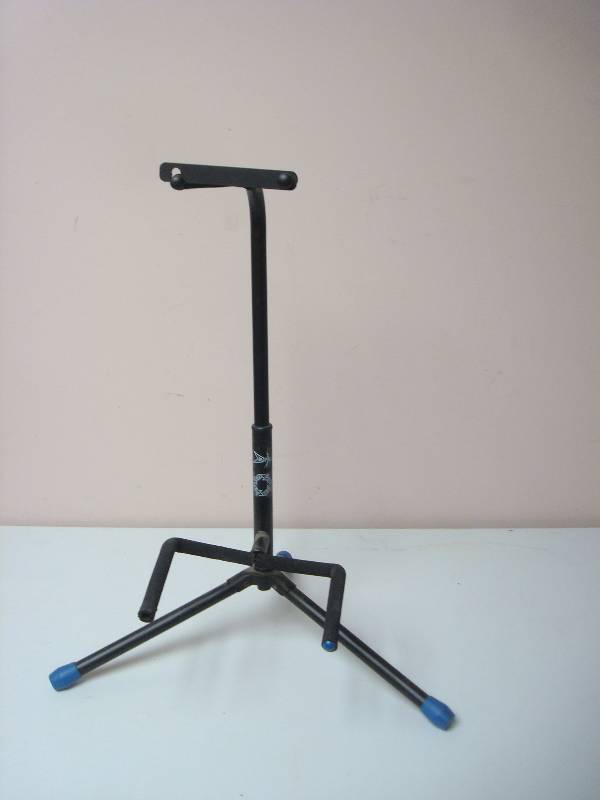 lot 5 image: Folding Metal Guitar Stand, Guitar Not Included