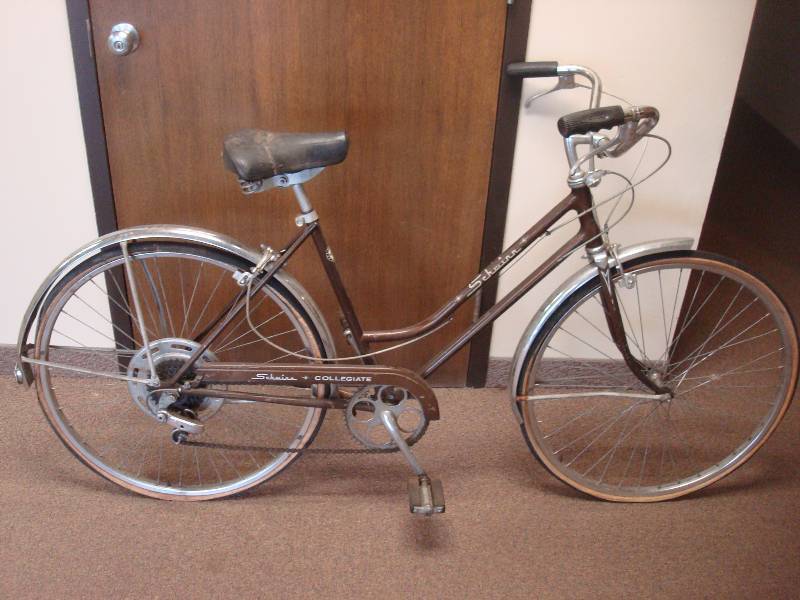 lot 9 image: Vintage Schwinn Collegiate Bicycle, It Pedals, Tires Are Shot, May Need Break And Other Maintenance