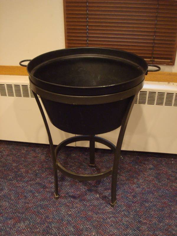 lot 20 image: Large Metal Pot On Stand