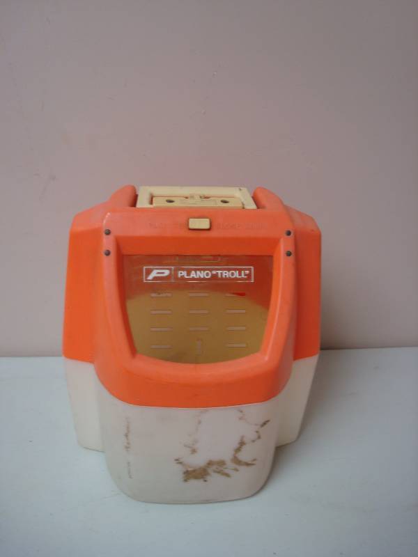 lot 46 image: Vintage Plastic Minnow Bucket, Used