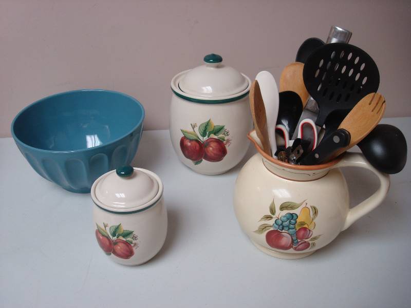 lot 95 image: Lot Of Kitchen Items