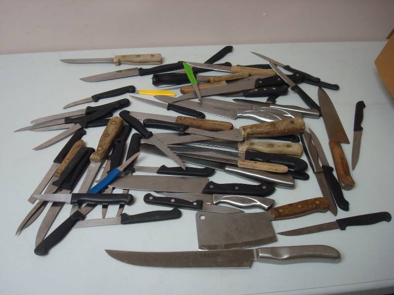lot 97 image: Box With Large Lot Of Kitchen Knives