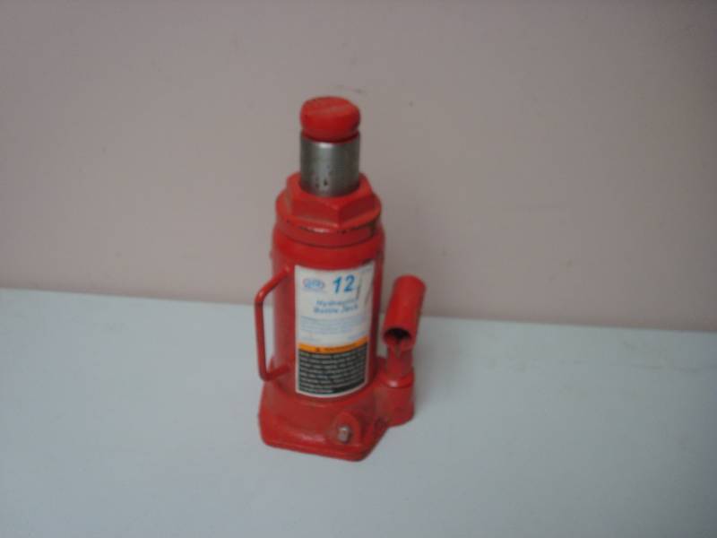 lot 103 image: 12 Ton Hydraulic Bottle Jack, Works, But Needs Replacement Bar