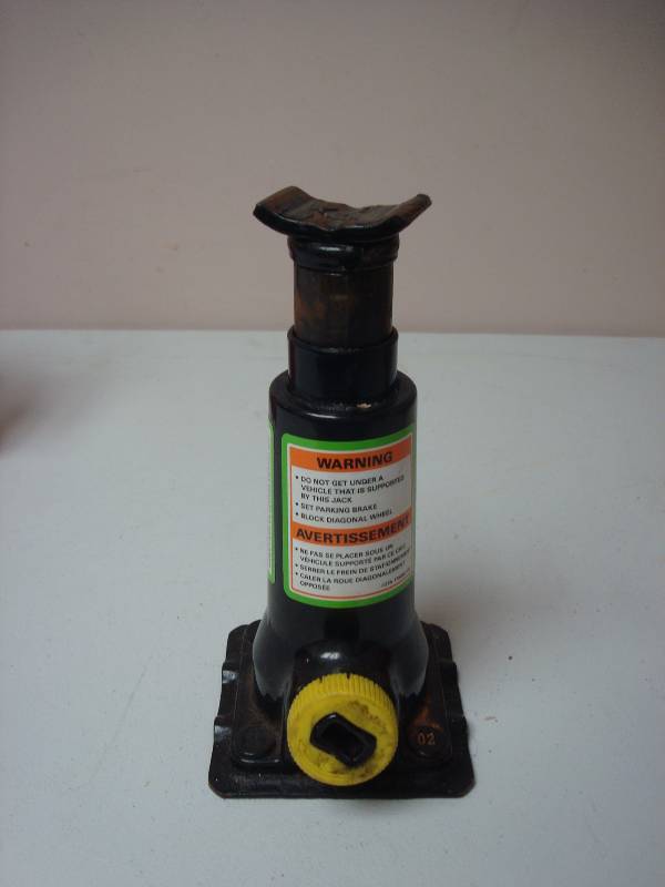 lot 104 image: Small Bottle Jack, Needs Replacement Bar, Works