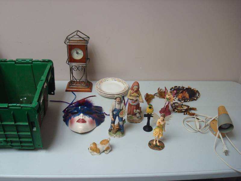 lot 109 image: Bin With Some Decor Items