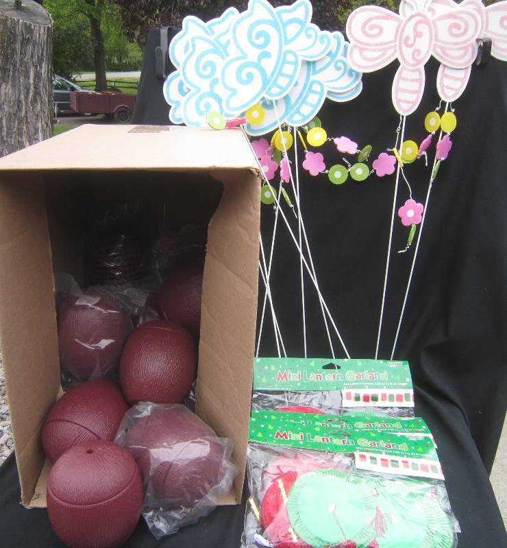 lot 228 image: NEW LOT 3 MINI LANTERN GARLANDS, 8 GARDEN STAKES, 10 DRINK CUPS
