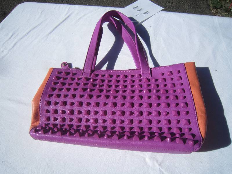 lot 180 image: NEW -- PURSE