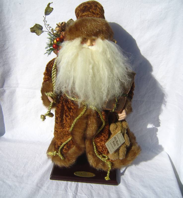 lot 272 image: Collectible Santa Gold with Gifts - 2004 Old World Collection Approx 19 high