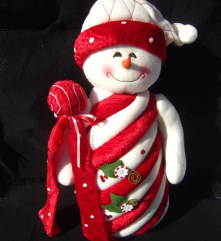 lot 288 image: Peppermint Snowman St. Nicolas Figurine Collection