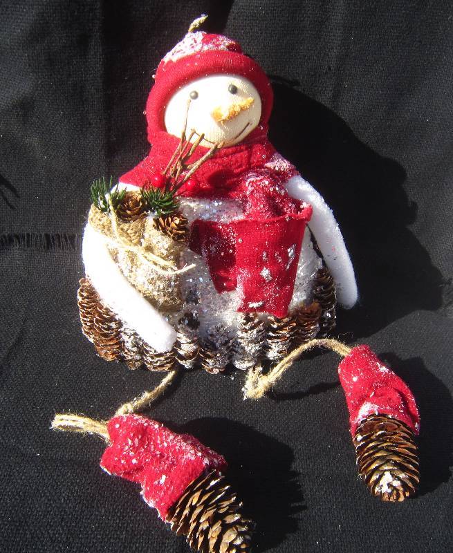 lot 289 image: Pinecone Snowman New