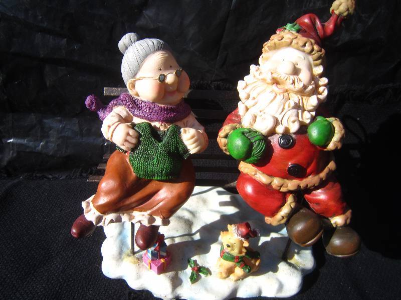 lot 297 image: Santa and Mrs Claus on a Park Bench NEW