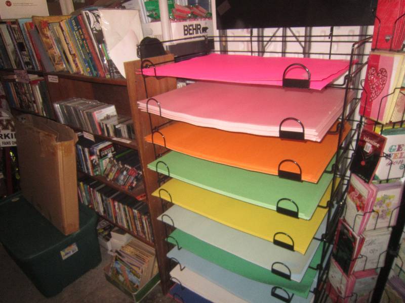 lot 271 image: Large Display Rack with Mutli Colors Poster board