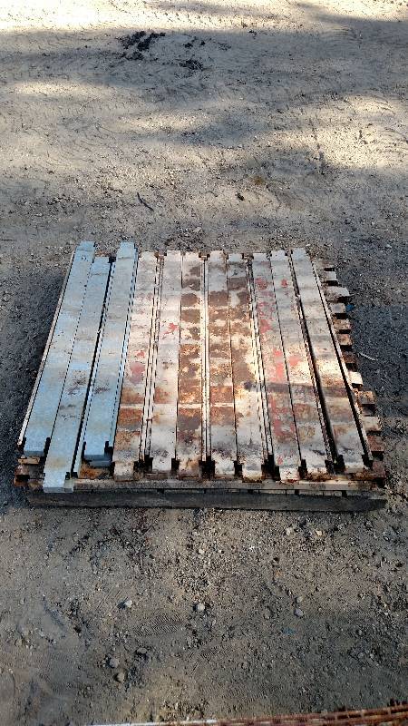 46 - 4 pallet racking supports