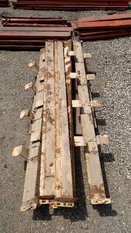 Pallet racking cross beams