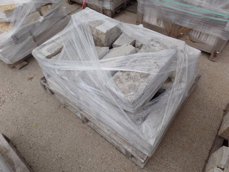 lot 21 image: Fon Du Lac Wallstone