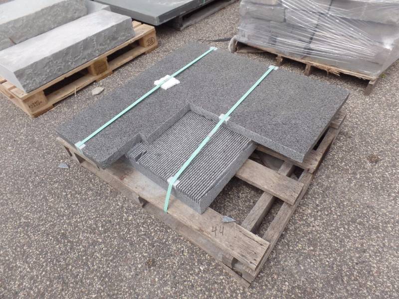 lot 44 image: Granite