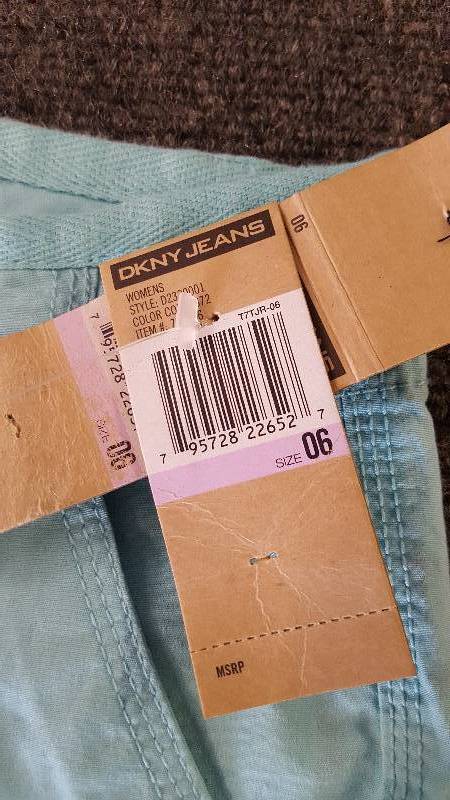 lot 22 image: DKNY WOMENS SHORTS  SZ 6