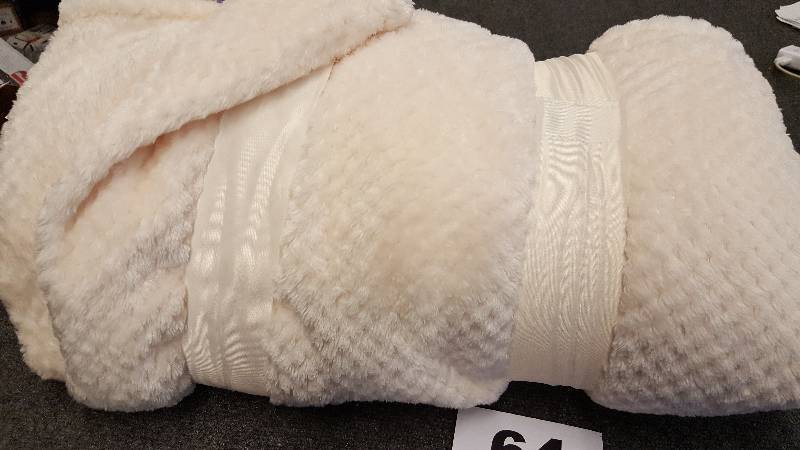 lot 64 image: Monte & Jarden Jacquard Velvet Blanket Queen