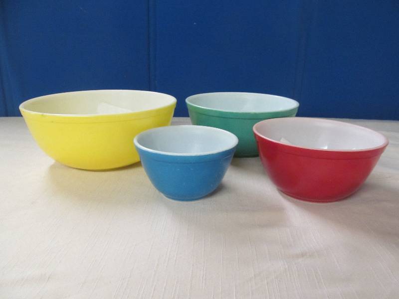 lot 7 image: Vintage Pyrex bowls