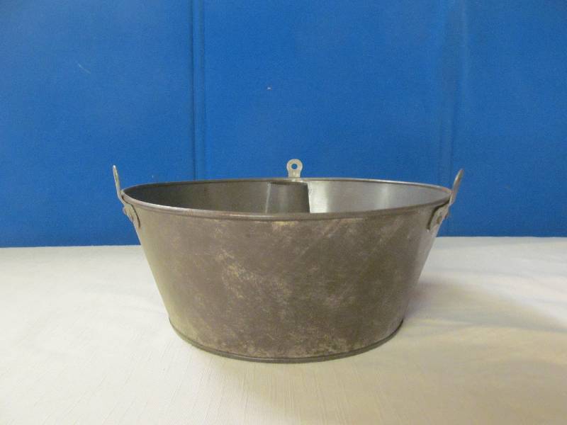 lot 8 image: Vintage angel food cake pan