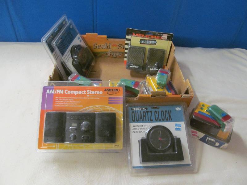 lot 18 image: Am FM radios